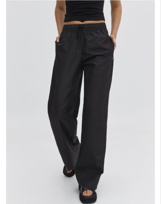 Широкі travel штани бренду Hukh