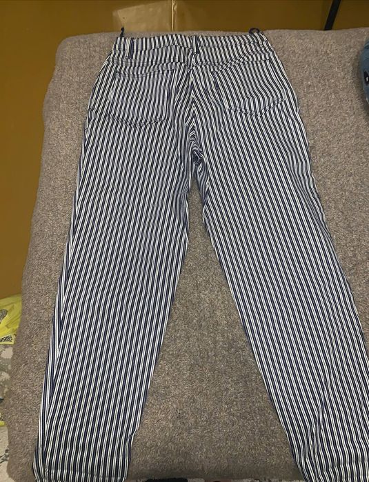 Джинси в чорно-білу смужку