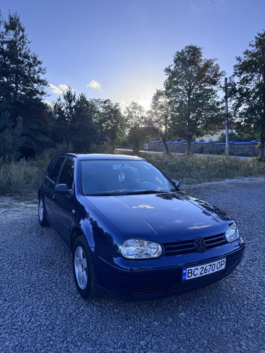 Volkswagen Golf. 4