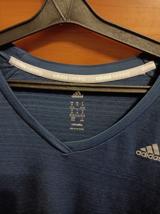 Одежа-кофта adidas.
