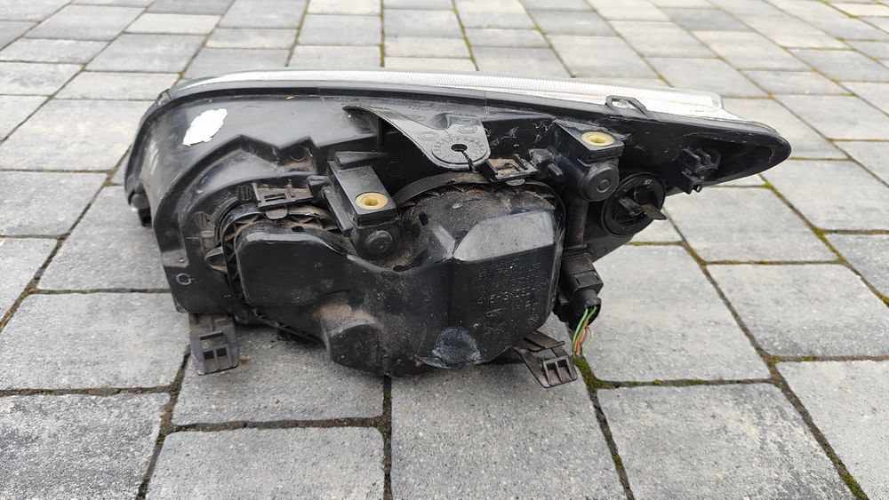 Lampa prawa przednia przód Ford Focus MK2.