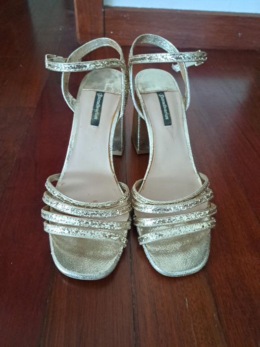Sandálias Stradivarius douradas muito delicadas