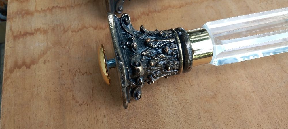 Pés em acrilico com dourados