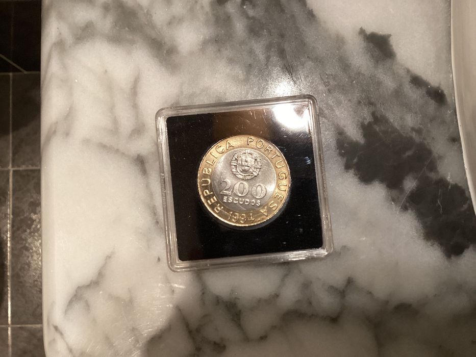 Uma moeda de 200 escudos de Portugal soberba comemorativa da (capital europeia da cultura Lisboa 94)