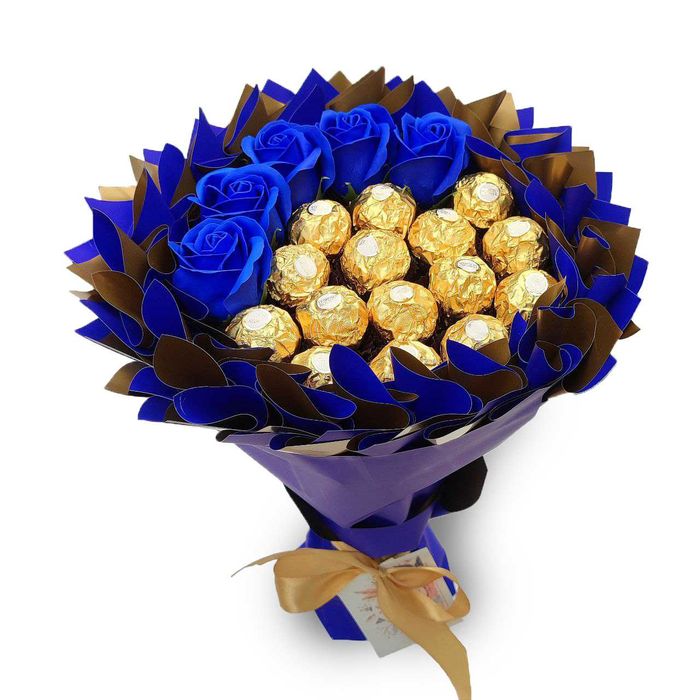 Bukiet ze słodyczy Ferrero Rocher i róże. Prezent na urodziny, ślub