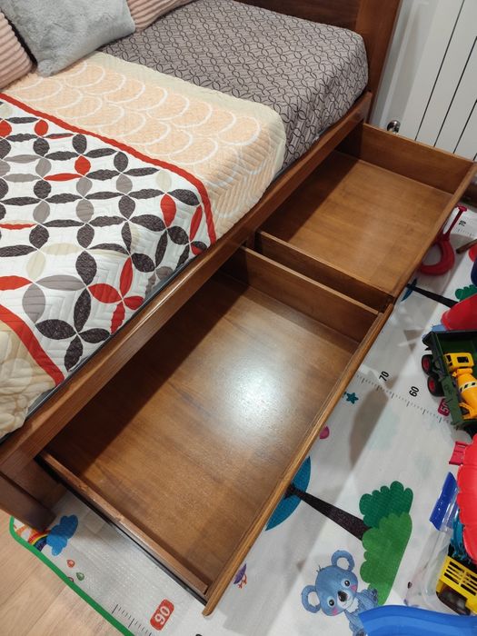 Cama em madeira de castanho