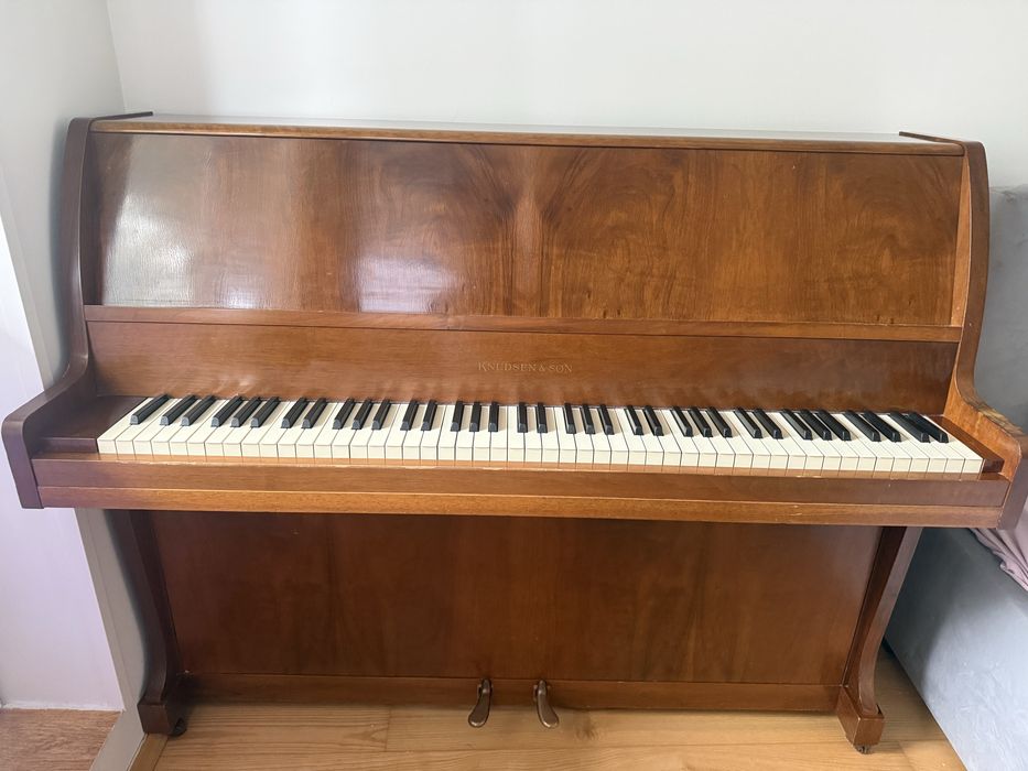 Pianino duńskie Knudsen & Søn – kompaktowe, świetne do nauki