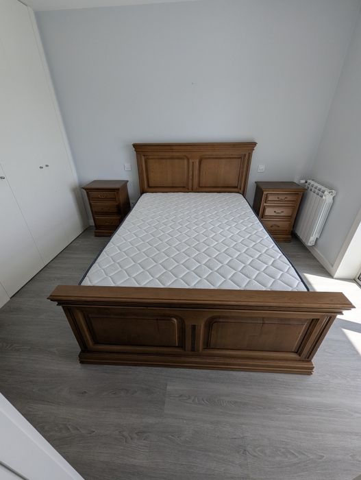 Colchão, Cama e mesinhas de cabeceira de conjunto em madeira maciça