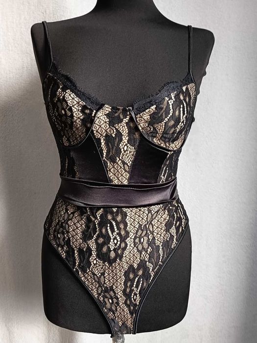 Koronkowe body na cielistej, satynowej podszewce XS/34 Quiz