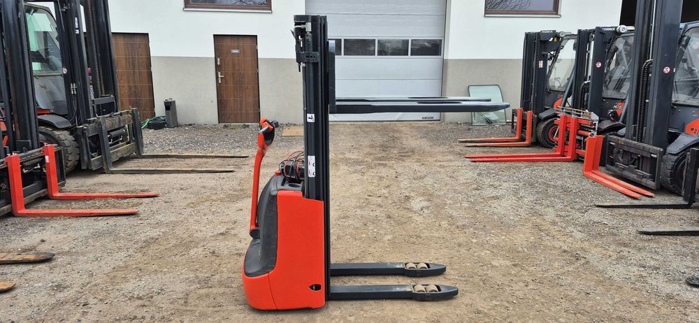Elektryczny Paleciak Linde L10 - Triplex 4.45 m. - Wolny skok wideł.