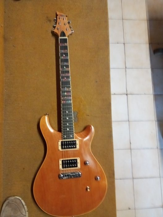 Guitarra elétrica bonita impecavel