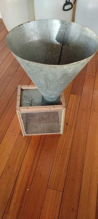 Funil para fazer pacotes de abelhas com caixa