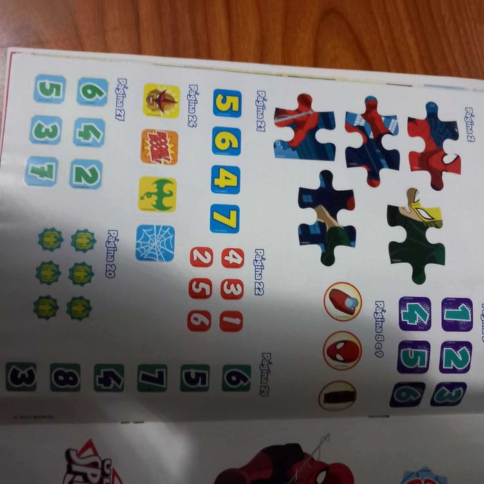 Spider-Man -actividades e passatempos com 52 autocolantes NOVO