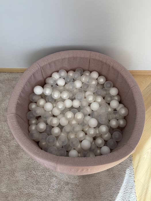 Basenik z kulkami dla dziecka – ajaBaby, elegancki róż