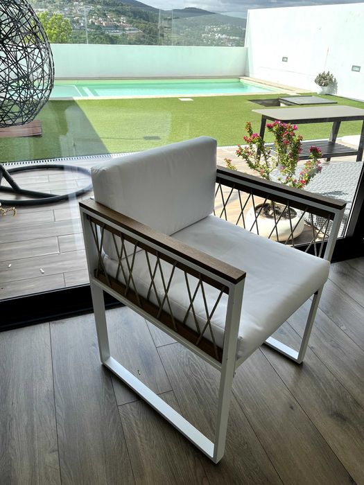NOVO Conjunto de jantar exterior de 7 peças para 6 pessoas, mesa em vidro temperado, assentos em vime com apoios de braços em madeira de acácia