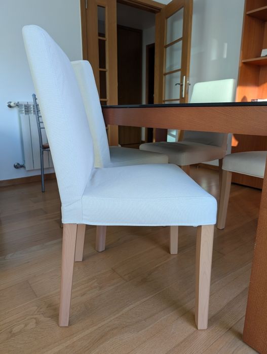 Mesa de madeira maciça e cadeiras de tecido branco