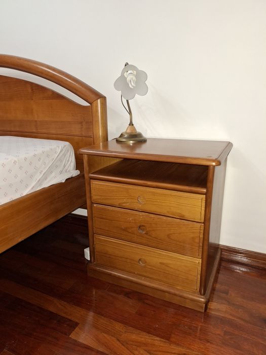Vendo móveis de quarto (Madeira antiga de qualidade)