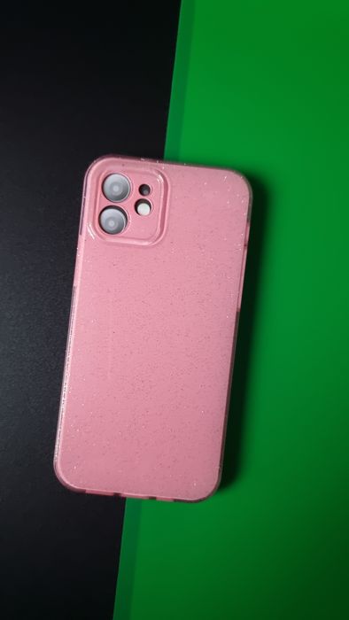 Etui na iPhone 12 (6,1 cala) w kolorze różowym z delikatnym brokatem.