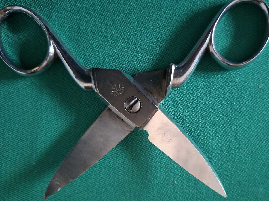 Tesoura Bedima Ticino, com pontas curvas, em aço inox, vintage