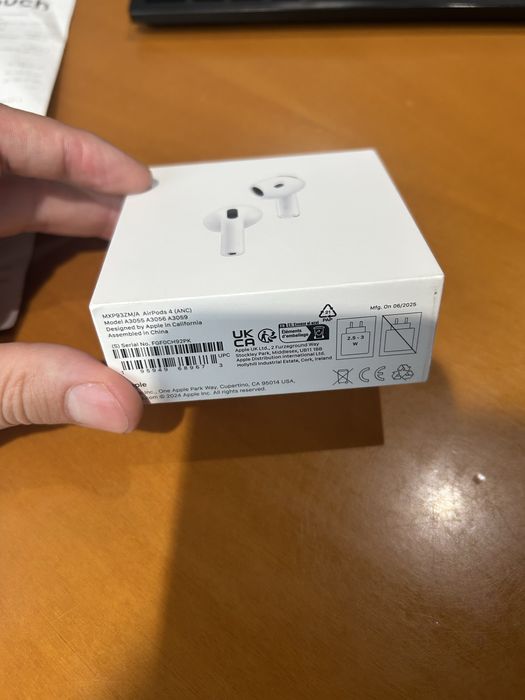 Оригінальні навушники Apple AirPods 4