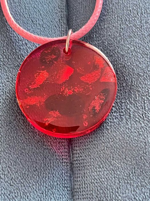 Bursztyn zatopiony w żywicy na różowo.