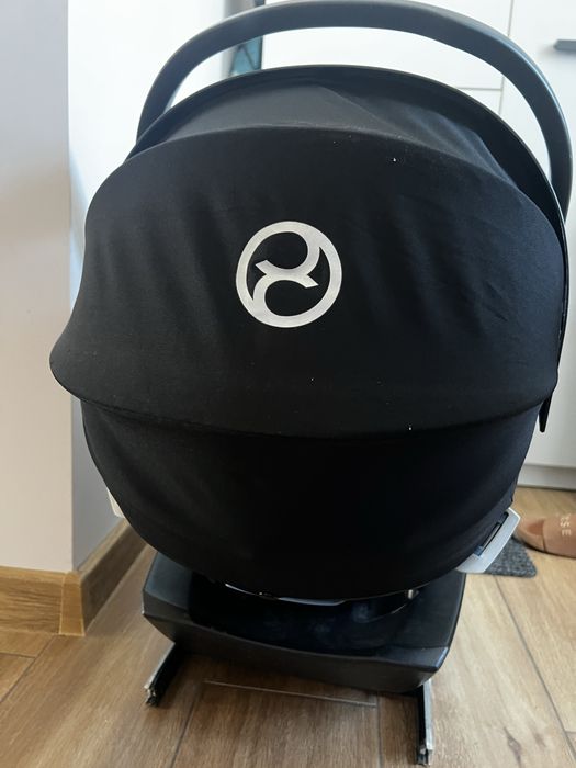Fotelik firmy cybex dla niemowlaka z bazą
