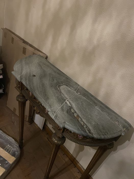 Meia mesa com tampo de mármore