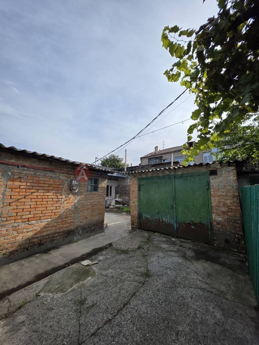 У продажі будинок в центрі  міста.
