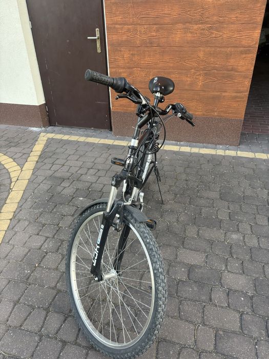 Czarny rower górski Trek