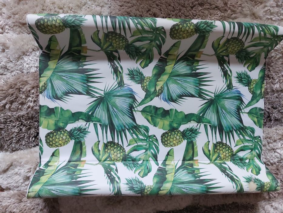 Przewijak w liście monstery zielone liście