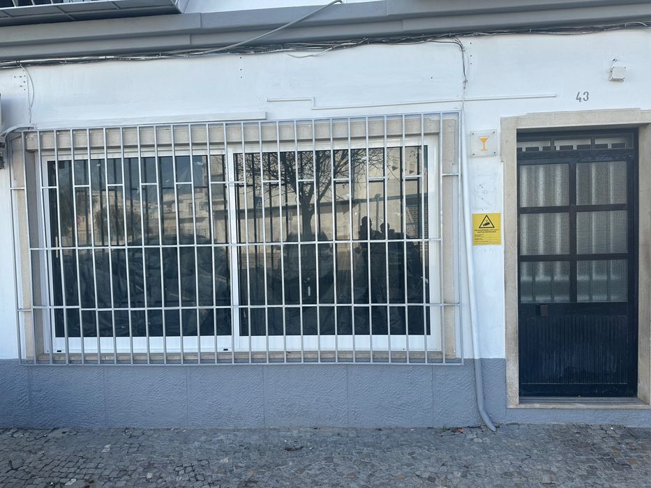 For Rent/ Arrenda se Espaço Comercial - Olhão