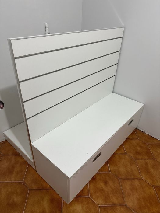 Expositores com réguas e movel de arrumação