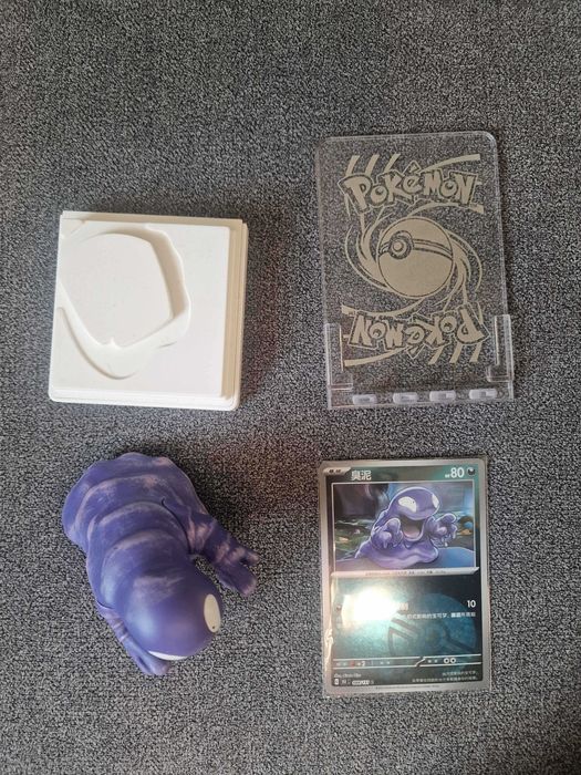 Pokemon TCG Grimer Figurka + Podstawka + Karta