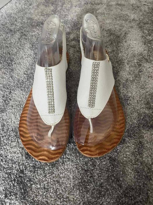 Białe skórzane sandały Carinii 37