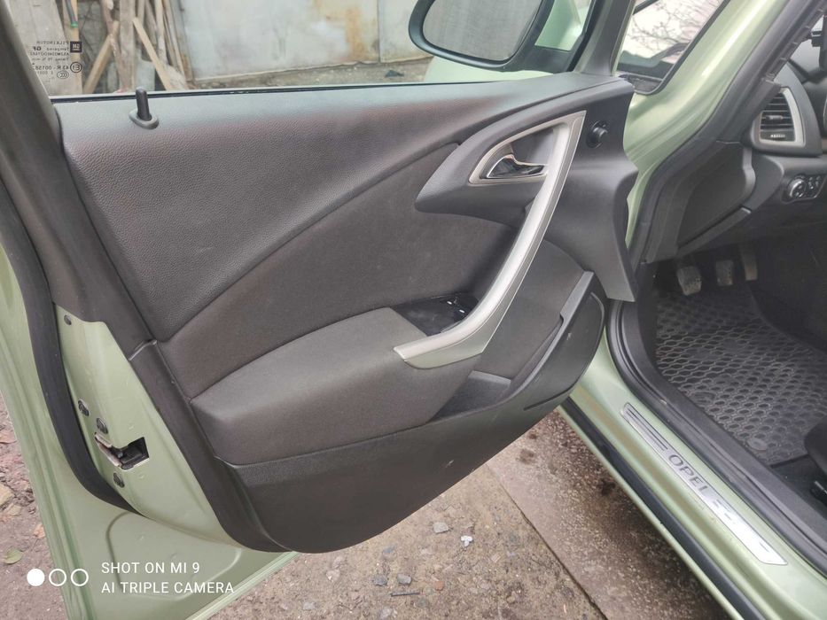 ПРОДАМ Опель Астра J 2011 года