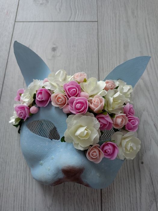 Maska kota niebieskiego z kwiatami