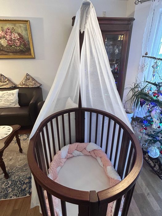 Łóżeczko Stokke Sleepi Mini z materacem i baldachimem.