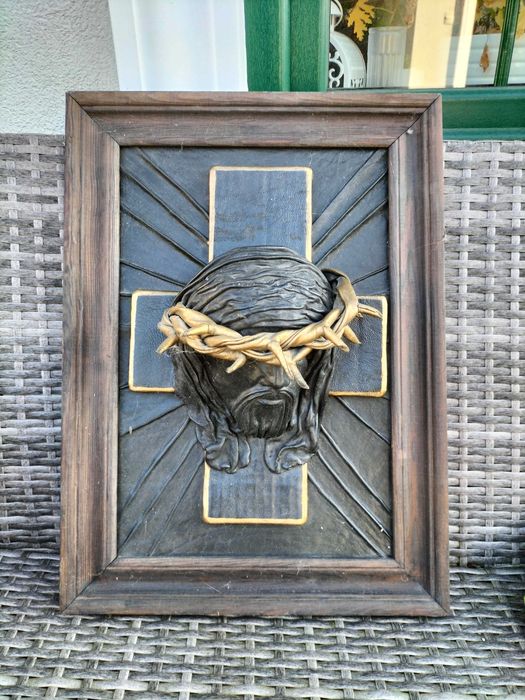 Obraz, rzeźba ścienna z twarzą Jezusa, drewniana oprawa.