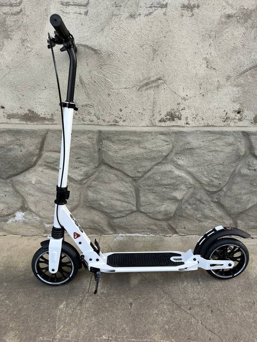 Самокат в чудовому стані ,як для дітей так і для дорослого