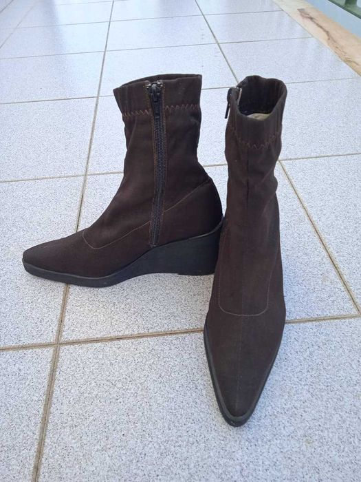 Botas em camurça, cor castanho