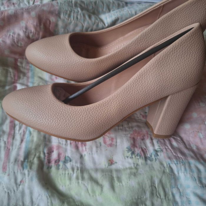 Sprzedam nowe czółenka w kolorze apricot rozmiar 36