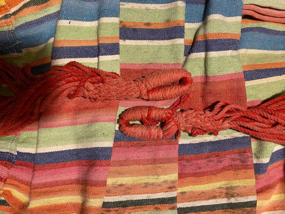 Fajny hamak materiałowy w kolorowe pasy – ze sznurkami do zawieszenia, bawełniany