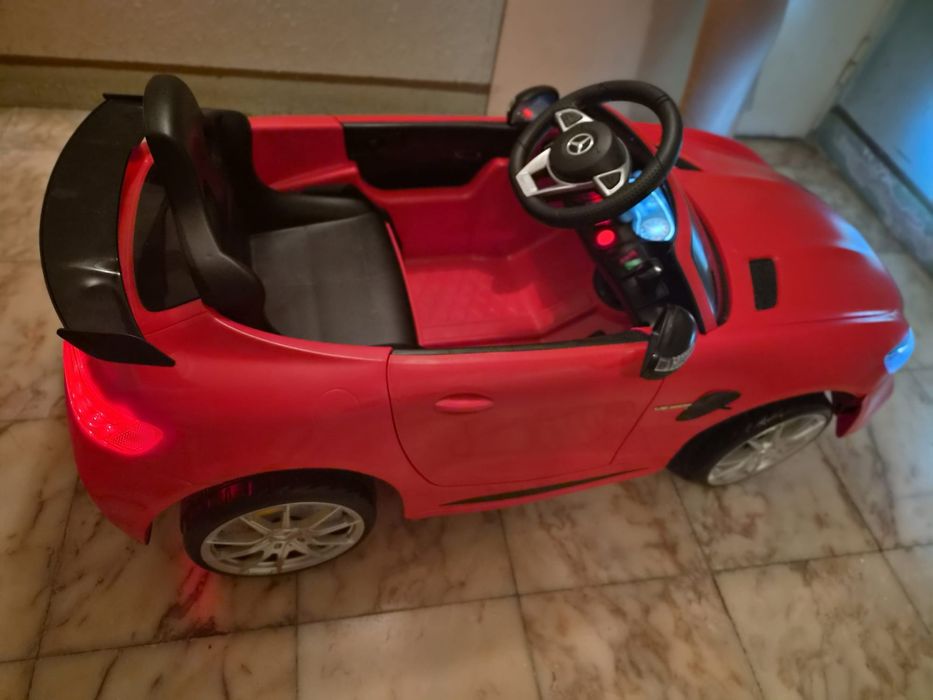 Carro Mercedes AMG com comando-criança