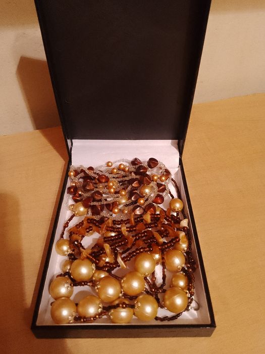 Korale- sztuczna biżuteria. Efektowne.