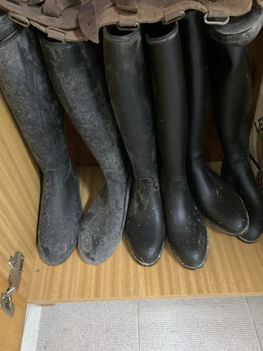 4 Botas montar, 4 tokes,  4 calças e 1 colete acolchiado