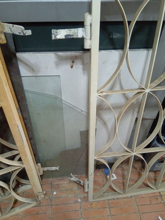 Grandes de janelas com fechadura