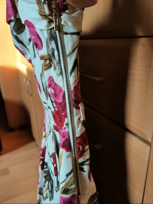 Biała sukienka z kwiatowym motywem Mango