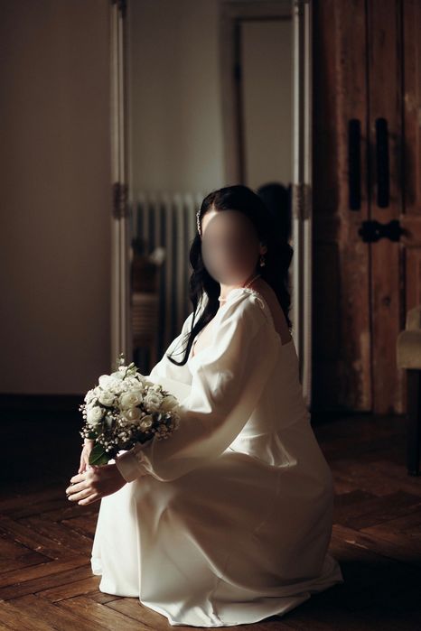 Біла витончена сукня (вечірня, весільна або для розпису) міді