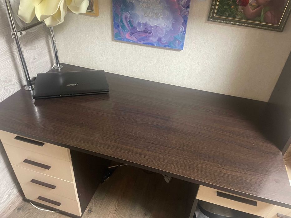 Стіл письмовий з двома тумбами і подвісна шафа над ним