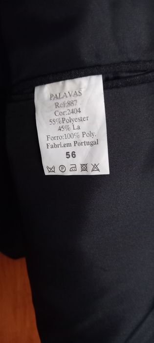 Fatos de homem em excelente estado